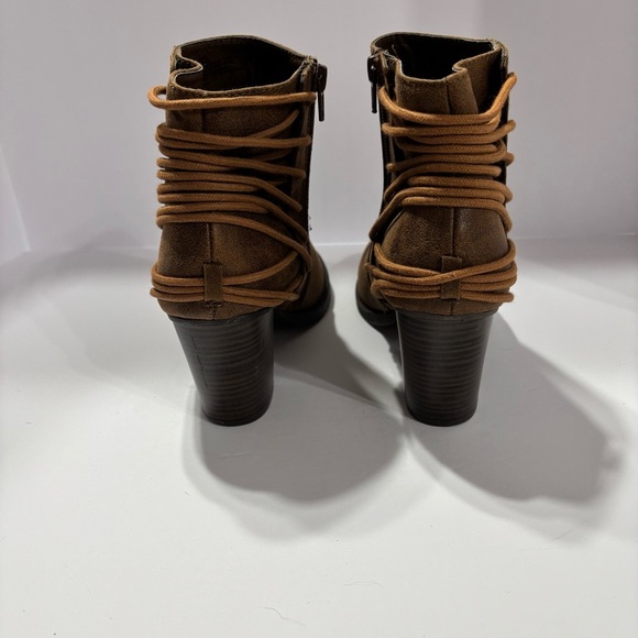 Candie's Caboots Scoot Brown
Leather Ankle-Zip Boots - Picture 4 of 4